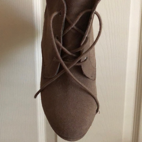 Tan booties size 7 - Picture 3 of 4